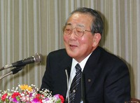 京都商工会議所会頭の辞任を発表した際の稲盛和夫氏＝京都市中京区で2001年1月24日、山田耕司撮影