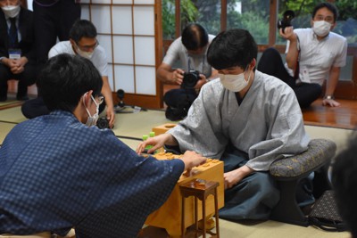 藤井聡太王位、佐々木大地七段に敗れる 王位戦第4局 | 毎日新聞
