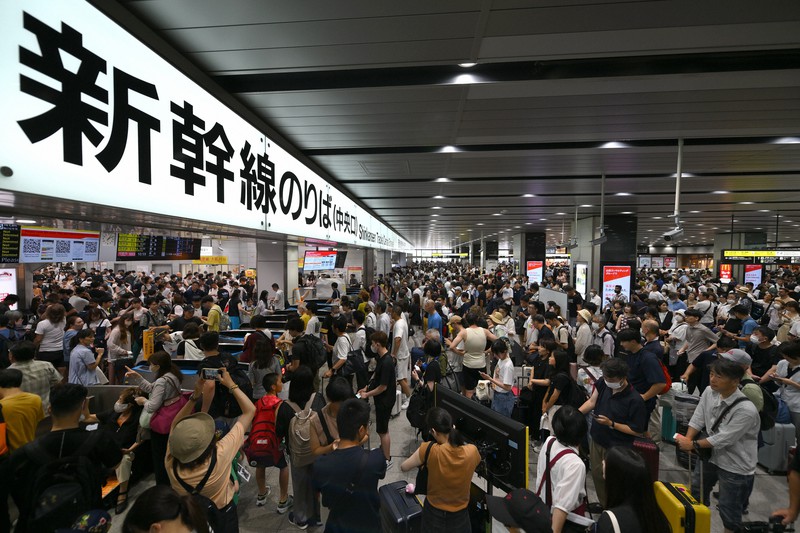 静岡県内の大雨で新幹線ストップ 混雑するJR新大阪駅 [写真特集1/5