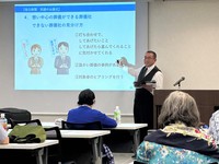 「葬儀の見積もりをもらったら必ず『他には？』と聞く」とアドバイスする葬儀コンサルタントの松瀬教一氏＝東京都千代田区で2023年7月30日、山口敦雄撮影