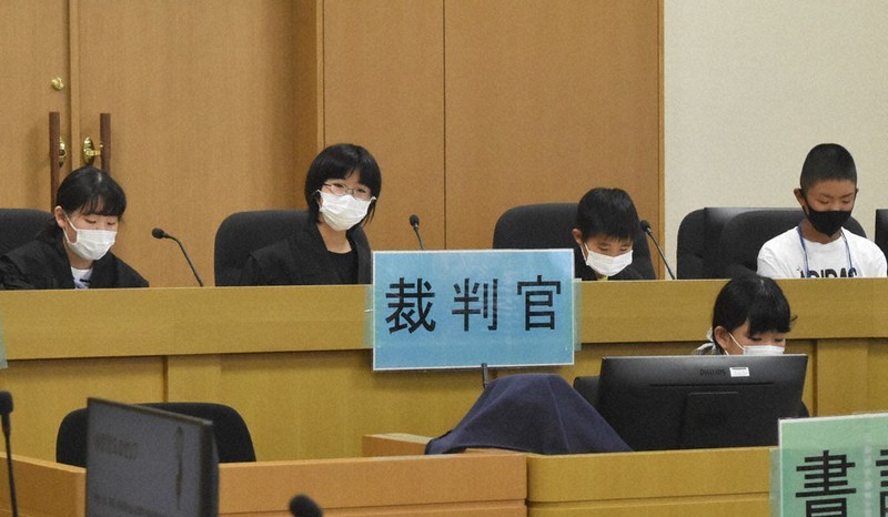 法廷見学ツアー 司法の役割学ぶ 愛媛の小5、6年生 ／愛媛 | 毎日新聞