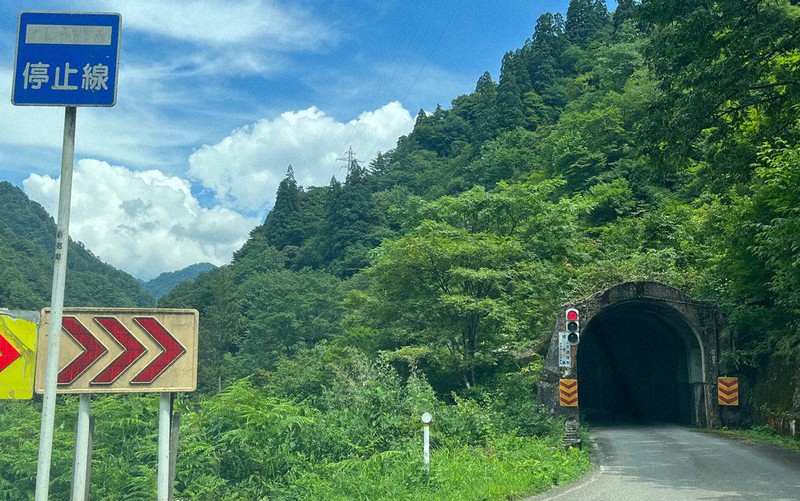 まるで神殿に迷い込んだよう 新潟の山中にあるトンネルが話題に | 毎日新聞