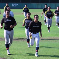 21日の準決勝を前に休養日 練習をする仙台育英、慶応 [写真特集1/34