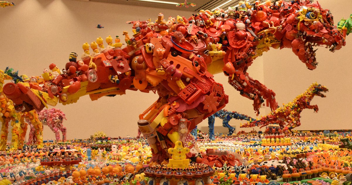 恐竜　玩具　アメリカ　オブジェ　置物　インテリア　工芸品　美術品　A1284 不用になったおもちゃで恐竜 アート展「トイパラダイス」 熊本 | 毎日新聞