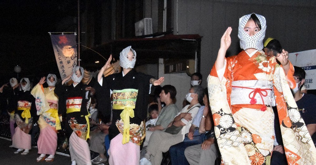 23とうほく夏模様：秋田・鹿角 毛馬内盆踊 かがり火囲み、華やかに