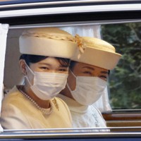 上皇ご夫妻への新年のあいさつのため、仙洞御所に入られる皇后さまと長女愛子さま＝東京都港区で2023年1月1日午後3時28分（代表撮影）