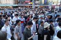 4年ぶりの隅田川花火大会を前に混雑する浅草駅前＝東京都台東区で2023年7月29日午後5時50分、猪飼健史撮影
