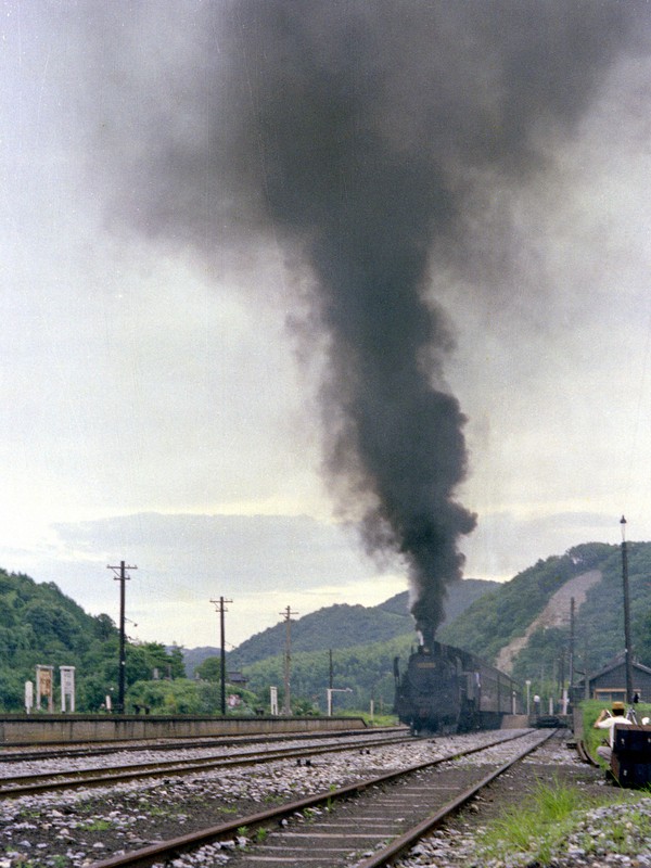 SLの写真 デジタルを捨てよ 町へ出よう！：SLのある風景 半世紀前のカメラ小僧が