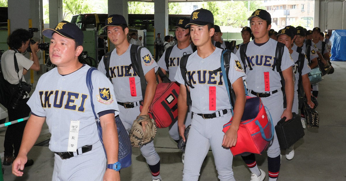 今日決勝、甲子園に入る慶応と仙台育英の選手たち [写真特集5/5