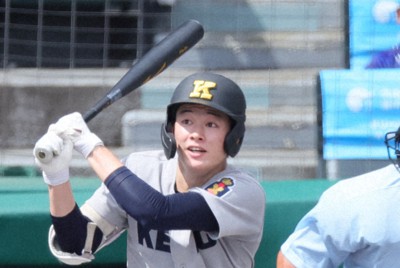 慶応の一塁コーチャーが仙台育英の選手に冷却スプレー 夏の甲子園