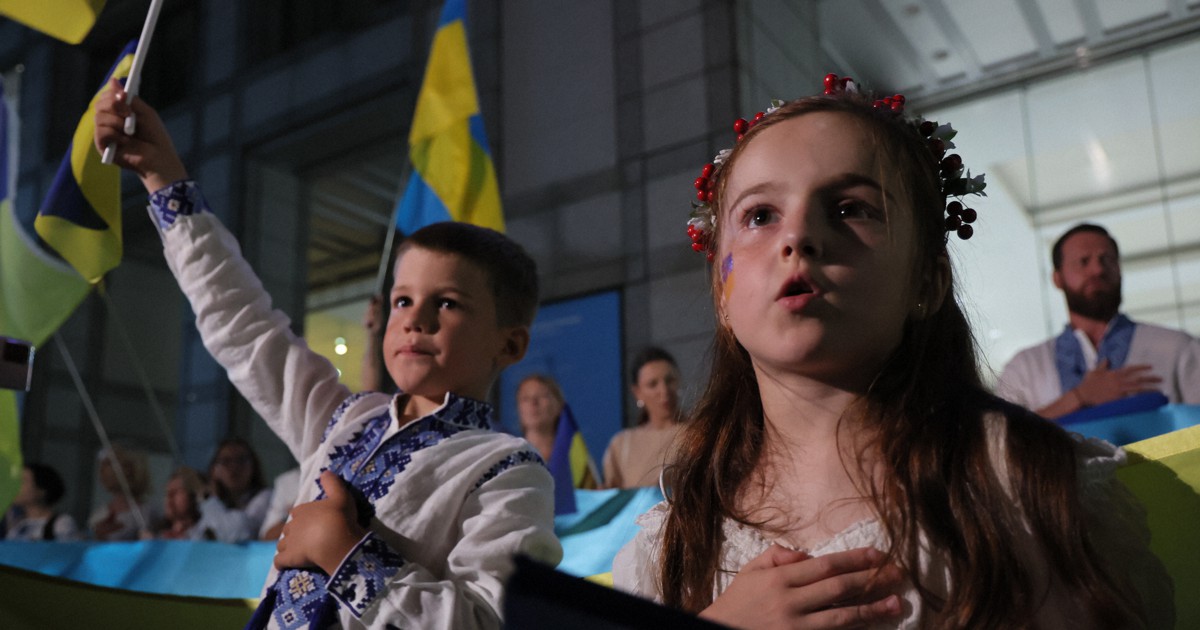 ロシア侵攻1年半 ウクライナ独立記念日に人間の鎖 [写真特集4/7] 毎日新聞