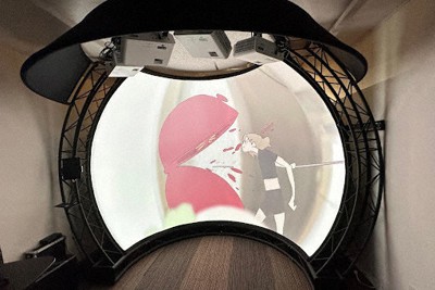 Panoworks×東京工芸大学 芸術学部 映像作品展示 広視野角ディスプレイ「Panoworks」（オリハルコンテクノロジーズ製） 映像:花形恭平「ブレックファスト」