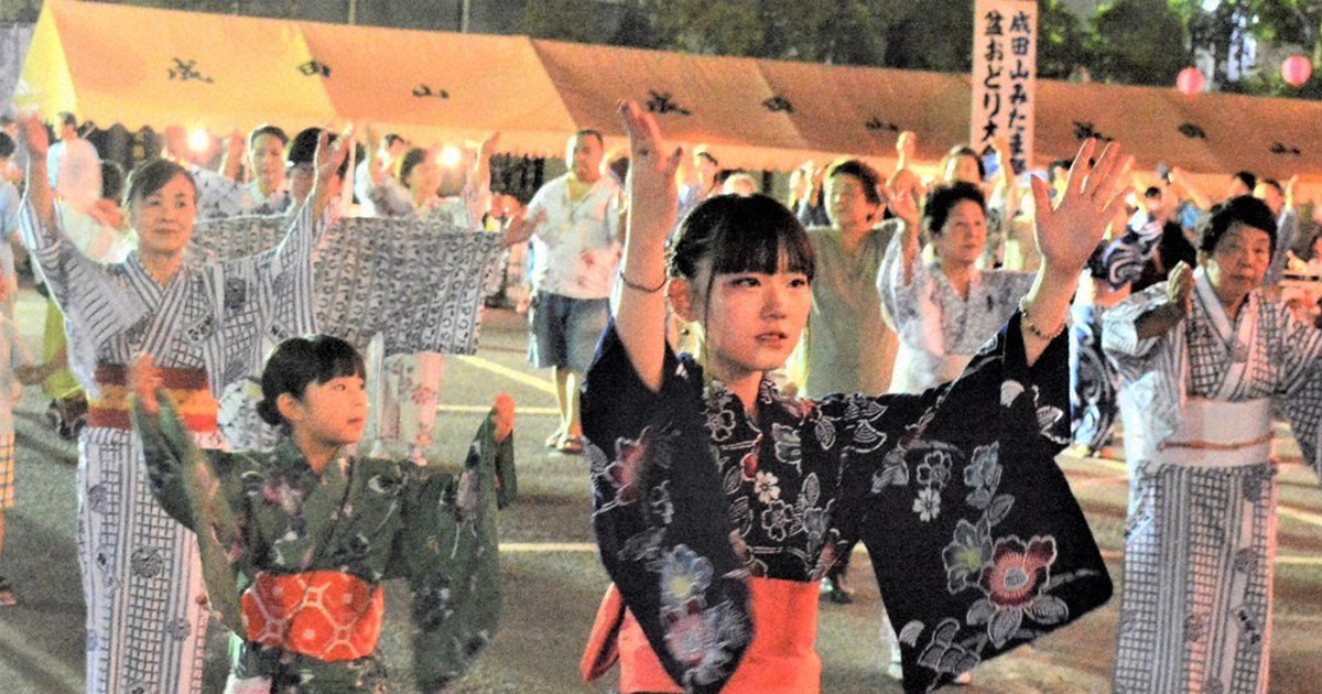 浴衣色とりどり、盆踊り軽やかに 成田山みたま祭り ／千葉 | 毎日新聞
