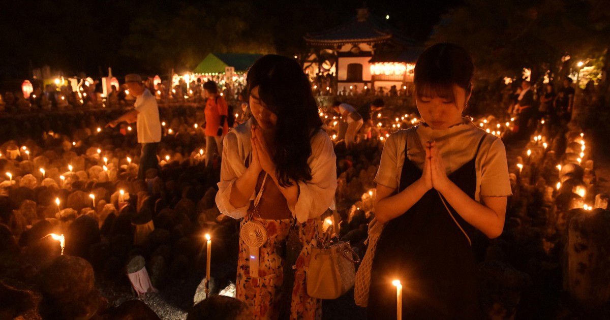 オレンジの光 石仏、石塔照らす 化野念仏寺で4年ぶり千灯供養 | 毎日新聞