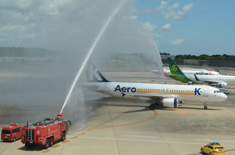 客室乗務員は白いスニーカー 韓国LCCのエアロKが成田に初就航 [写真