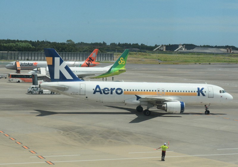 いっしージンエアー/アエロK/イタ航空/デルタ航空/ポーラーカーゴ航空 客室乗務員は白いスニーカー 韓国LCCのエアロKが成田に初就航 [写真