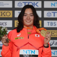 世界陸上 女子やり投げ 北口榛花の金メダルセレモニー [写真特集1/5