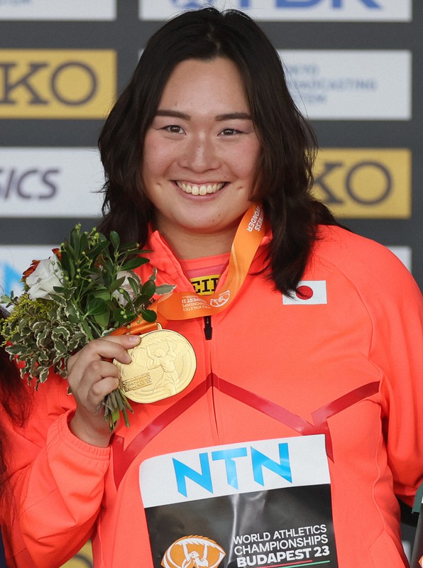 世界陸上 女子やり投げ 北口榛花の金メダルセレモニー [写真特集1/5