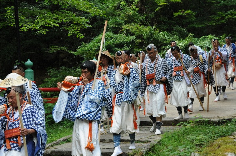ホラ貝響かせ山頂へ 4年ぶり山伏修行 鶴岡 出羽三山神社 ／山形 | 毎日新聞