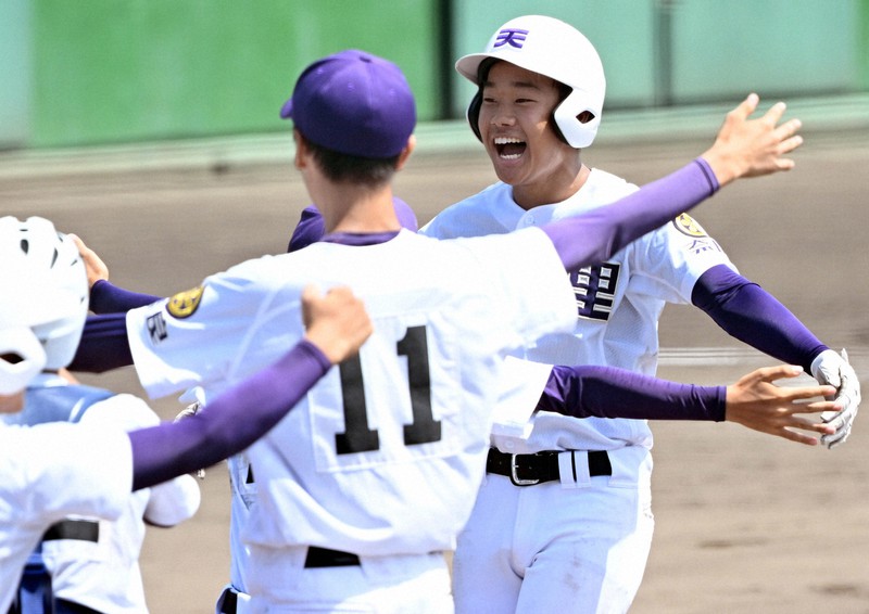 技ありの逆転サヨナラ打 天理7年ぶり決勝へ 高校軟式野球 | 毎日新聞
