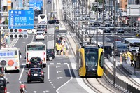 開業日を迎え、営業運行する宇都宮ライトレール＝宇都宮市で2023年8月26日、宮間俊樹撮影