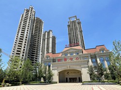 建設工事が止まったままの不動産大手・中国恒大集団のマンション＝貴州省貴陽市で2023年7月5日、小倉祥徳撮影