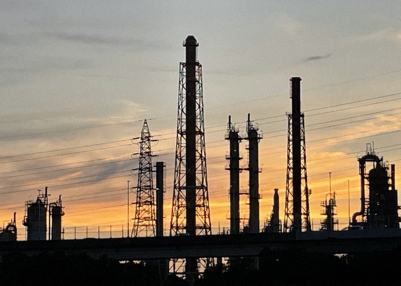 訪ねてみました：工場夜景ツアー＝大阪府高石市 幻想的な輝き、放つ