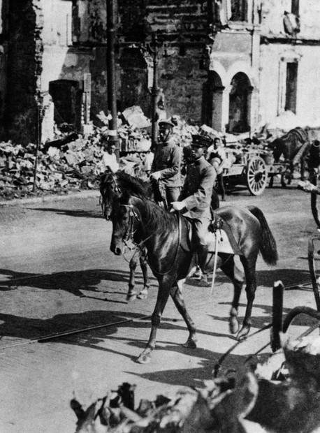 皇室スケッチ：昭和天皇は馬で被災地に 関東大震災に見た皇室の災害