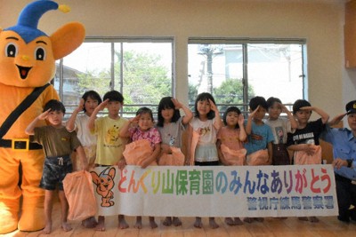 窃盗事件の早期解決に貢献したどんぐり山保育園の園児ら＝練馬区春日町4で