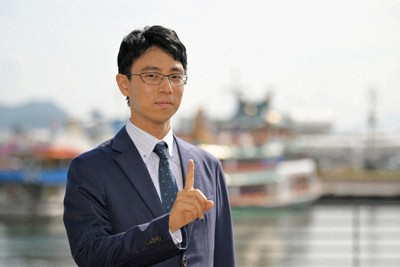 第78期本因坊決定戦七番勝負の第7局から一夜明け、求めに応じてポーズを取る一力遼新本因坊＝三重県鳥羽市の戸田家で2023年7月21日、手塚耕一郎撮影