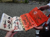 50回も回ると納経帳が真っ赤っかに。「朱印を何度も押してもらうと墨が浮かび上がって見えてくる」とベテランのお遍路さん＝徳島県板野町で2023年6月11日、今沢真撮影