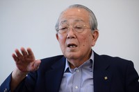 インタビューに答える稲盛和夫氏＝京都市伏見区の京セラ本社で2013年8月21日、中村琢磨撮影
