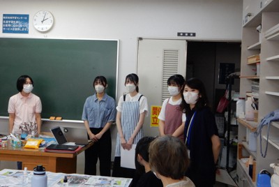 写真左から、電大ガールズの高田さん、石川さん、島崎さん、林さん、梅田地域学習センターの内山さん