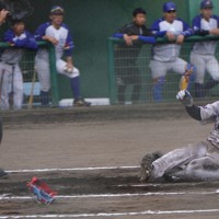 【EKCクラブ習志野SEALS－ショウワコーポレーション】一回裏EKCクラブ習志野SEALS1死満塁、藤本健吾がスクイズを決め松田光記が生還＝新潟県新発田市の五十公野公園野球場で2023年9月2日、藤倉聡子撮影