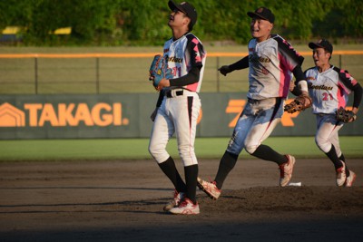 【千曲川クラブ－矢場とんブースターズ】準決勝で1失点完投し、空を見上げる矢場とんブースターズの先発・西浦貴志投手（中央）＝新潟県三条市の三条パール金属スタジアムで2023年9月3日午後4時57分、森野俊撮影
