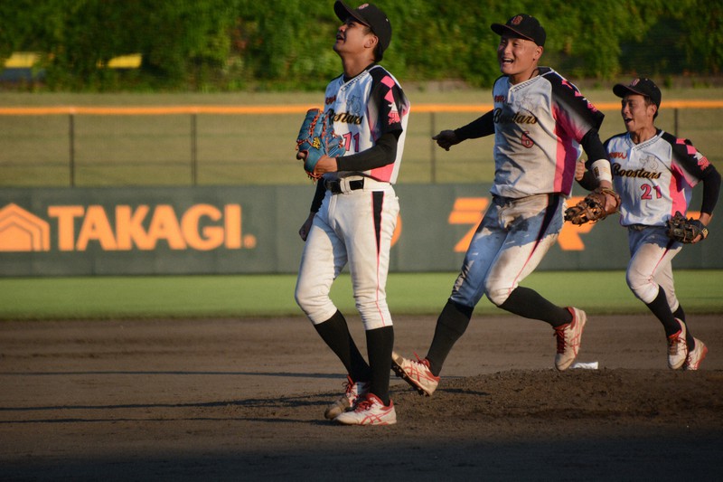 【千曲川クラブ－矢場とんブースターズ】準決勝で1失点完投し、空を見上げる矢場とんブースターズの先発・西浦貴志投手（中央）＝新潟県三条市の三条パール金属スタジアムで2023年9月3日午後4時57分、森野俊撮影