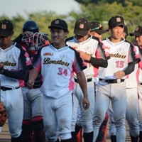 準決勝で千曲川クラブ（長野）を破り、初の決勝進出を決めた矢場とんブースターズ（愛知）。涙を流す選手の姿もあった＝新潟県三条市の三条パール金属スタジアムで2023年9月3日午後4時58分、森野俊撮影