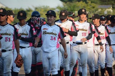 準決勝で千曲川クラブ（長野）を破り、初の決勝進出を決めた矢場とんブースターズ（愛知）。涙を流す選手の姿もあった＝新潟県三条市の三条パール金属スタジアムで2023年9月3日午後4時58分、森野俊撮影