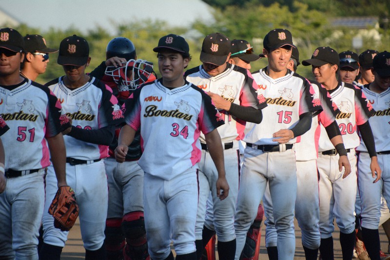 準決勝で千曲川クラブ（長野）を破り、初の決勝進出を決めた矢場とんブースターズ（愛知）。涙を流す選手の姿もあった＝新潟県三条市の三条パール金属スタジアムで2023年9月3日午後4時58分、森野俊撮影
