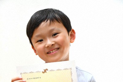 8歳で日商簿記3級に合格した山下律久さん＝千葉県市川市で2023年8月17日、石塚孝志撮影