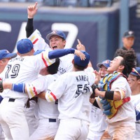 【ショウワコーポレーション－矢場とんブースターズ】優勝して喜ぶショウワコーポレーションの選手たち＝ハードオフエコスタジアム新潟で2023年9月4日、玉城達郎撮影