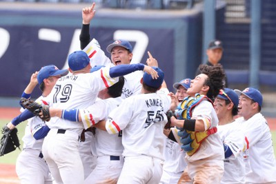 【ショウワコーポレーション－矢場とんブースターズ】優勝して喜ぶショウワコーポレーションの選手たち＝ハードオフエコスタジアム新潟で2023年9月4日、玉城達郎撮影