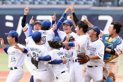【ショウワコーポレーション－矢場とんブースターズ】優勝して日本選手権出場を決め、喜ぶショウワコーポレーションの選手たち＝ハードオフエコスタジアム新潟で2023年9月4日、玉城達郎撮影