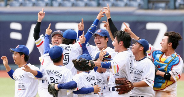 【ショウワコーポレーション－矢場とんブースターズ】優勝して日本選手権出場を決め、喜ぶショウワコーポレーションの選手たち＝ハードオフエコスタジアム新潟で2023年9月4日、玉城達郎撮影