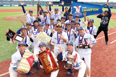 【ショウワコーポレーション－矢場とんブースターズ】第47回全日本クラブ野球選手権に優勝して第48回社会人野球日本選手権出場を決め、喜ぶショウワコーポレーションの選手たち＝ハードオフエコスタジアム新潟で、玉城達郎撮影