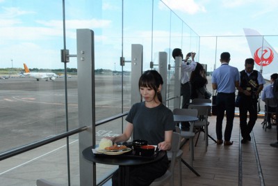 駐機中や地上走行中の航空機を眺めながら日本食を楽しめるテラス席＝千葉県成田市の成田空港で2023年8月31日午後0時23分、中村宰和撮影