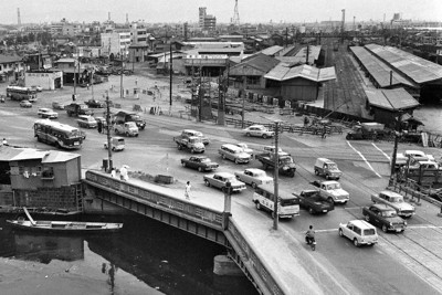昭和30年代【レア】当時物☆横断歩道を守り続けた☆おまわりさん高さ1m20cm れとろ探訪：横断歩道は手を上げて ／大阪 | 毎日新聞