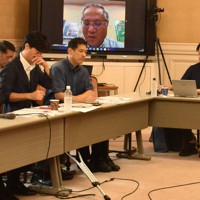 橋田達夫さん（奥の画面）は国会内であった野党のヒアリングにオンラインで参加し、旧統一教会に対する早期の解散命令請求を求めた＝東京都千代田区で2023年9月7日午前10時15分、朝比奈由佳撮影