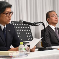 記者会見で宗教法人法に基づく質問権行使に反論する旧統一教会の福本修也顧問弁護士（左）と岡村信男法務局長＝東京都渋谷区で2023年9月8日午後2時、春増翔太撮影