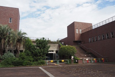 活用されず、放置されたままの旧明石市立図書館＝兵庫県明石市の県立明石公園で2023年8月31日午後3時9分、入江直樹撮影